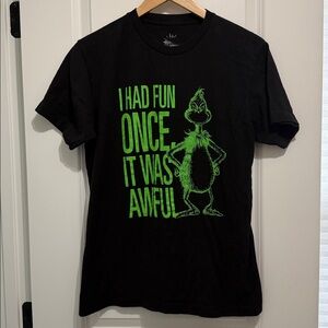 EUC. Medium Universal Studios Grinch T Shirt